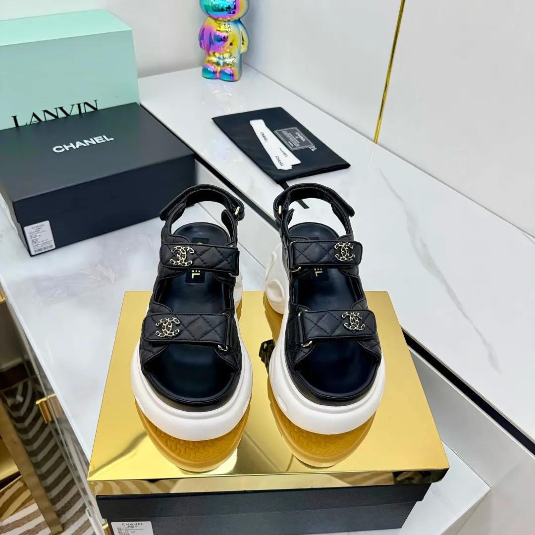 👟👟Ex-factory price 680👟👟 Top version... Chanel｜Chanel Xiaoxiang Velcro Beach Slippers Slippers Casual Beach Shoes 25ss Spring and Summer New Style! Beach shoes are a hit all over the internet! The latest model from the counter, I am still willing to buy it on my feet. It must be ranked among the most popular models. It is invincible in all seasons. Various bloggers and Internet celebrities can see the matching styles. Highly recommended. Pearlescent sheepskin upper, sheepskin lining, suede for feet. Original open-molded TPU outsole size: 35-40 (customized for 40 and 41). Full set of original packaging 👉 👉 👉 👉 👉
